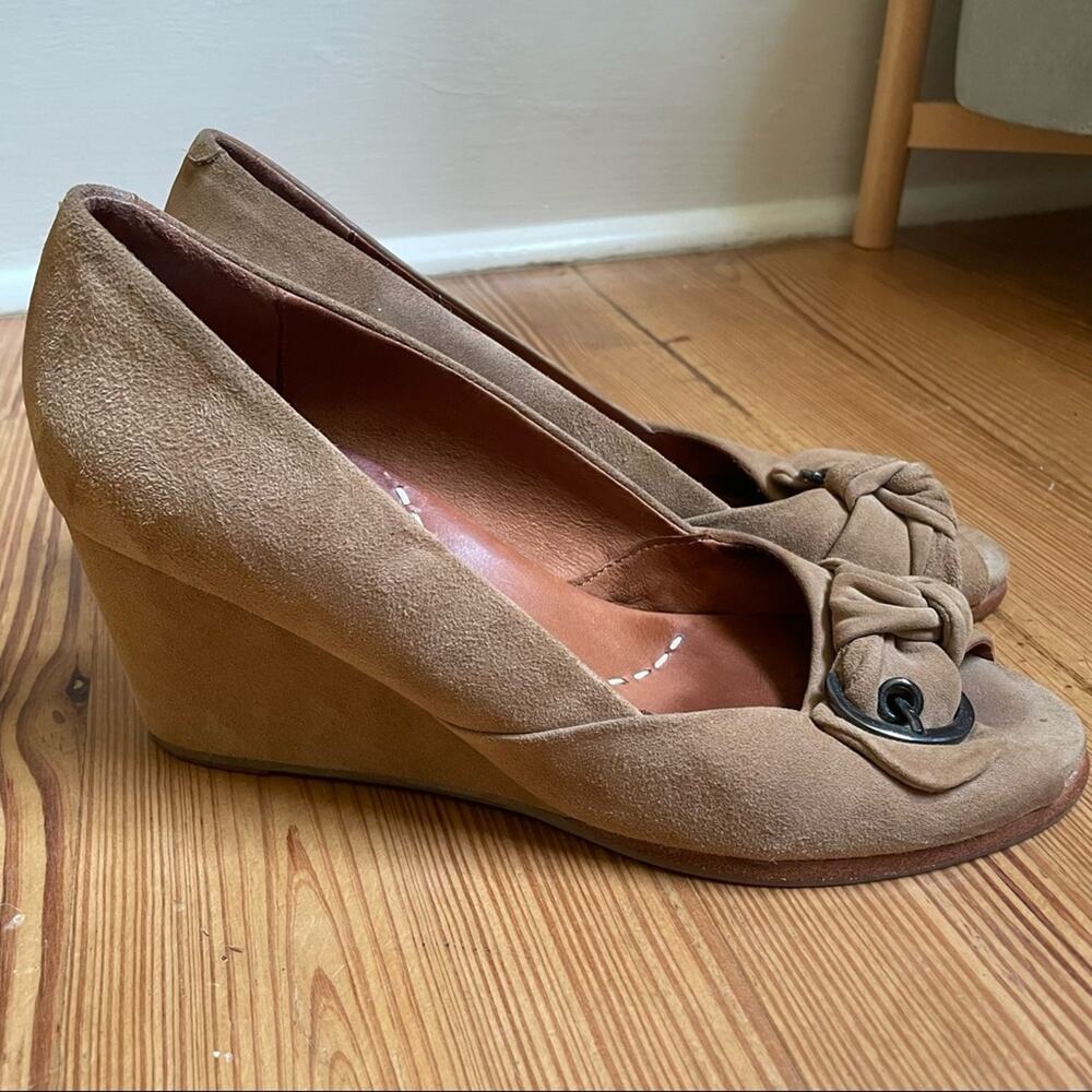 Gentle Souls Gabe's bow buckle tan suede wedge SIZE 9.5M